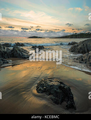 Sonnenuntergang von bantham Beach in South Devon in Richtung Burg Insel und bigbury Bay suchen. Stockfoto