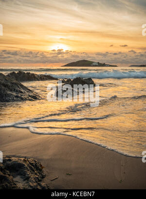 Sonnenuntergang von bantham Beach in South Devon in Richtung Burg Insel und bigbury Bay suchen. Stockfoto