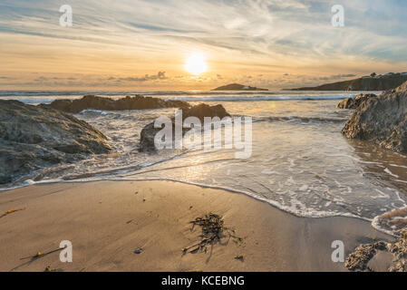 Sonnenuntergang von bantham Beach in South Devon suchen in Richtung Burg Insel und Bigbury Bay. Stockfoto