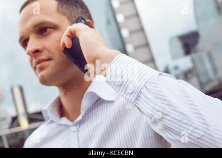 Nahaufnahme Portrait von ernsthaften Geschäftsmann Gespräch am Handy. Stockfoto