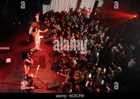 Andrew wk führt an der Vans Warped Tour 2010 Kick-off-Party im Key Club am 9. April 2010 in West Hollywood, Kalifornien. Stockfoto