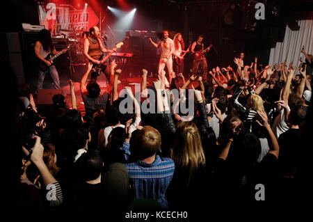 Andrew wk führt an der Vans Warped Tour 2010 Kick-off-Party im Key Club am 9. April 2010 in West Hollywood, Kalifornien. Stockfoto