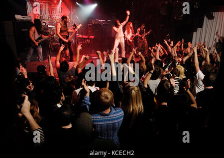 Andrew wk führt an der Vans Warped Tour 2010 Kick-off-Party im Key Club am 9. April 2010 in West Hollywood, Kalifornien. Stockfoto