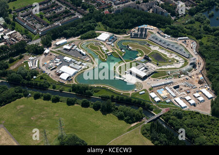 Lee Valley White Water Centre, Hertfordshire. konstruiert, um den Kanuslalom Veranstaltungen der Olympischen Spiele 2012 in London zu bewirten. Kurz vor der o-fotografiert Stockfoto