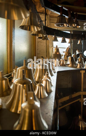 Whitechapel Bell Foundry, 32-34 Whitechapel Road, Tower Hamlets, London. Innenraum, Hand bell Rohlinge. Stockfoto