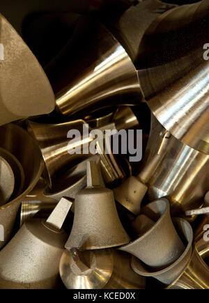 Whitechapel Bell Foundry, 32-34 Whitechapel Road, Tower Hamlets, London. Innenraum, Hand bell Rohlinge. Stockfoto