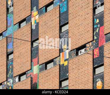 Coventry Central Library, Smithford Way, Coventry, West Midlands. Außen detail von farbigen Fliesen Mosaik aus dem Norden Osten gesehen. Stockfoto