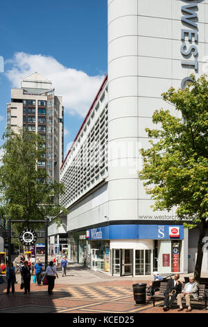 Smithford Way, Coventry, West Midlands. allgemeine Ansicht von Süden, Westen Obstgärten Einkaufszentrum auf der rechten Seite und hillman Haus Turm block t Stockfoto