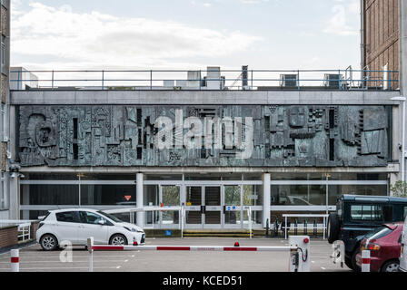 Relief Mural (1967) von William Mitchell, County Hall, Saint Anne's Crescent, Lewes, East Sussex. Allgemeine Sicht vom Norden. Fotografiert von Steven B. Stockfoto