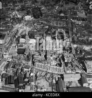 Kathedrale von Coventry, Warwickshire. Die neue Kathedrale beginnt Form neben der Hülle der alten Kathedrale zu nehmen. Im März 1959 fotografiert, aerofilms Stockfoto