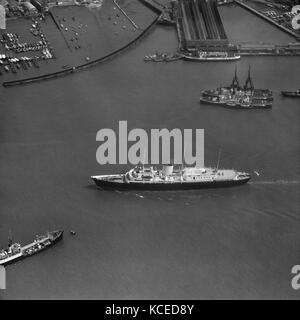 Die Royal Yacht Britannia in Portsmouth Hafen. Mai 1959. aerofilms Sammlung. Stockfoto