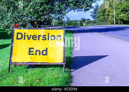 Umleitung Ende Zeichen auf Fußgänger Fußweg uk Straße Stockfoto