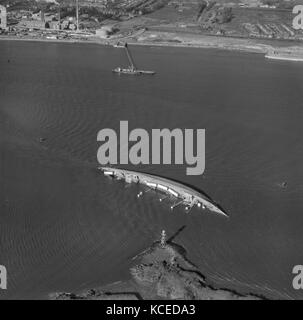 Themse, London, November 1964. Die gekenterte deutsche Frachter 'Magdeburg' beladen mit Bussen für Kuba. eine Kollision mit dem 'yamashiro Maru Stockfoto