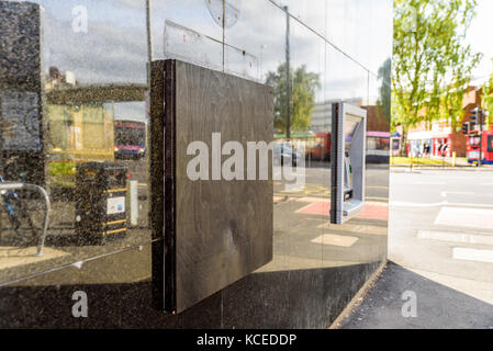 Northampton Großbritannien Oktober 3, 2017: NATWEST BANK atm geschlossen mit holzbrett Northampton Stockfoto