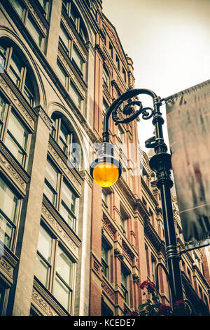 Vintage Style beleuchtete Laterne mit New York City Apartment Gebäude im Hintergrund. Stockfoto