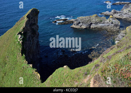 Ralph's Schrank in der Nähe von Portreath, Cornwall. Die Überreste einer eingestürzten Höhle Meer Stockfoto