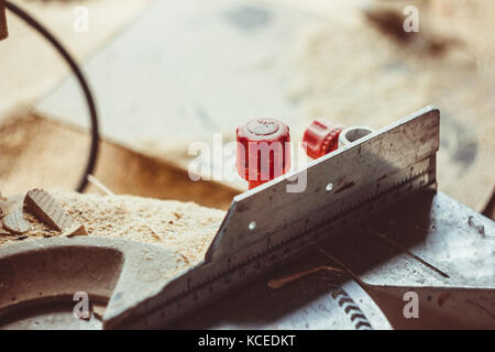 Werkzeuge in der Werkstatt. Sägemehl auf dem Desktop. Drehmaschine arbeiten Stockfoto
