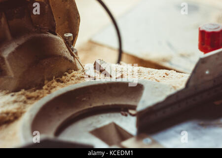 Werkzeuge in der Werkstatt. Sägemehl auf dem Desktop. Drehmaschine arbeiten Stockfoto