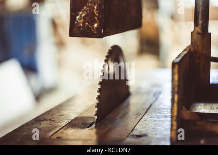Werkzeuge in der Werkstatt. Sägemehl auf dem Desktop. Drehmaschine arbeiten Stockfoto