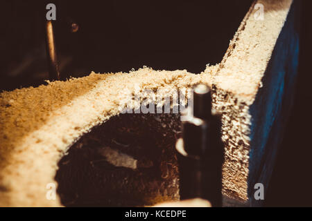 Werkzeuge in der Werkstatt. Sägemehl auf dem Desktop. Drehmaschine arbeiten Stockfoto