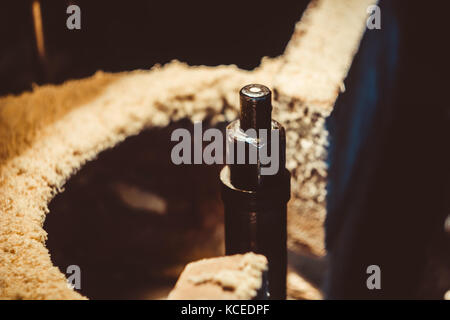 Werkzeuge in der Werkstatt. Sägemehl auf dem Desktop. Drehmaschine arbeiten Stockfoto