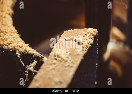 Werkzeuge in der Werkstatt. Sägemehl auf dem Desktop. Drehmaschine arbeiten Stockfoto
