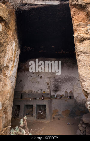 Alten heruntergekommenen verlassenen Wohnhöhle in einem Barranco in der Nähe von Granadilla auf Teneriffa, Kanarische Inseln, Spanien Stockfoto