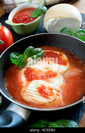 Neapolitanische essen Provola geräucherter Käse gebraten mit Tomatensauce und Basilikum genannt provola Pizza Stockfoto