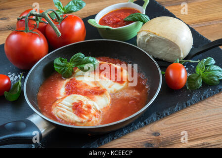 Neapolitanische essen Provola geräucherter Käse gebraten mit Tomatensauce und Basilikum genannt provola Pizza Stockfoto