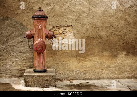 Hydrant neben Wand im französischen Dorf Stockfoto