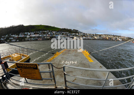 Die Dartmouth unteren Fähre ist eine Fahrzeug- und Passagierfähre, die den Fluss Dart Kreuze in Devon, zwischen Dartmouth und Kingswear. Stockfoto