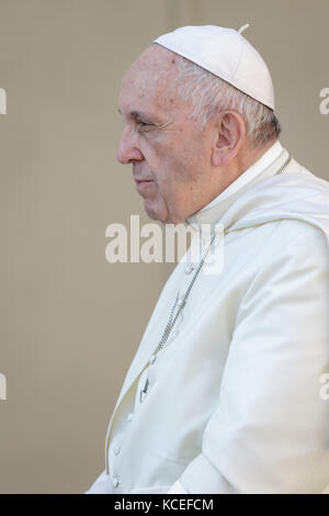 Vatikanstadt, Vatikan. Oktober 2017. Papst Franziskus kommt am 04. Oktober 2017 zu seiner wöchentlichen Generalaudienz auf dem Petersplatz im Vatikan an. Papst Franziskus kündigte an, dass das Generalsekretariat der Bischofssynode vom 19. Bis 24. März 2018 ein vorsynodales Treffen einberufen werde, das Jugendliche aus verschiedenen Teilen der Welt einlädt. Kredit: Giuseppe Ciccia/Pacific Press/Alamy Live News Stockfoto