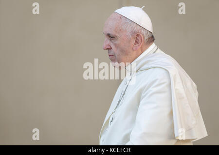 Vatikanstadt, Vatikan. Oktober 2017. Papst Franziskus kommt am 04. Oktober 2017 zu seiner wöchentlichen Generalaudienz auf dem Petersplatz im Vatikan an. Papst Franziskus kündigte an, dass das Generalsekretariat der Bischofssynode vom 19. Bis 24. März 2018 ein vorsynodales Treffen einberufen werde, das Jugendliche aus verschiedenen Teilen der Welt einlädt. Kredit: Giuseppe Ciccia/Pacific Press/Alamy Live News Stockfoto