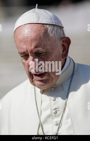 Vatikanstadt, Vatikan. Oktober 2017. Papst Franziskus verlässt am 04. Oktober 2017 nach seiner wöchentlichen Generalaudienz auf dem Petersplatz im Vatikan. Papst Franziskus kündigte an, dass das Generalsekretariat der Bischofssynode vom 19. Bis 24. März 2018 ein vorsynodales Treffen einberufen werde, das Jugendliche aus verschiedenen Teilen der Welt einlädt. Kredit: Giuseppe Ciccia/Pacific Press/Alamy Live News Stockfoto