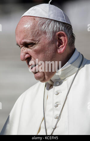 Vatikanstadt, Vatikan. Oktober 2017. Papst Franziskus verlässt am 04. Oktober 2017 nach seiner wöchentlichen Generalaudienz auf dem Petersplatz im Vatikan. Papst Franziskus kündigte an, dass das Generalsekretariat der Bischofssynode vom 19. Bis 24. März 2018 ein vorsynodales Treffen einberufen werde, das Jugendliche aus verschiedenen Teilen der Welt einlädt. Kredit: Giuseppe Ciccia/Pacific Press/Alamy Live News Stockfoto