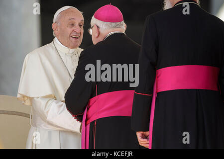 Vatikanstadt, Vatikan. Oktober 2017. Papst Franziskus begrüßt die Bischöfe am Ende seiner wöchentlichen Generalaudienz am 04. Oktober 2017 auf dem Petersplatz im Vatikan. Papst Franziskus kündigte an, dass das Generalsekretariat der Bischofssynode vom 19. Bis 24. März 2018 ein vorsynodales Treffen einberufen werde, das Jugendliche aus verschiedenen Teilen der Welt einlädt. Kredit: Giuseppe Ciccia/Pacific Press/Alamy Live News Stockfoto