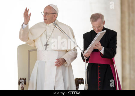 Vatikanstadt, Vatikan. Oktober 2017. Papst Franziskus überbringt seinen Segen, als er am 04. Oktober 2017 seine wöchentliche Generalaudienz auf dem Petersplatz im Vatikan feiert. Papst Franziskus kündigte an, dass das Generalsekretariat der Bischofssynode vom 19. Bis 24. März 2018 ein vorsynodales Treffen einberufen werde, das Jugendliche aus verschiedenen Teilen der Welt einlädt. Kredit: Giuseppe Ciccia/Pacific Press/Alamy Live News Stockfoto