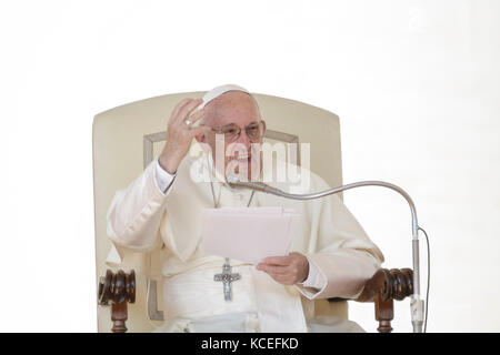 Vatikanstadt, Vatikan. Oktober 2017. Papst Franziskus hält seine Predigt, während er am 04. Oktober 2017 seine wöchentliche Generalaudienz auf dem Petersplatz im Vatikan feiert. Papst Franziskus kündigte an, dass das Generalsekretariat der Bischofssynode vom 19. Bis 24. März 2018 ein vorsynodales Treffen einberufen werde, das Jugendliche aus verschiedenen Teilen der Welt einlädt. Kredit: Giuseppe Ciccia/Pacific Press/Alamy Live News Stockfoto