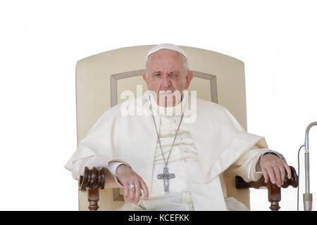 Vatikanstadt, Vatikan. Oktober 2017. Papst Franziskus nimmt am 04. Oktober 2017 an seiner wöchentlichen Generalaudienz auf dem Petersplatz im Vatikan Teil. Papst Franziskus kündigte an, dass das Generalsekretariat der Bischofssynode vom 19. Bis 24. März 2018 ein vorsynodales Treffen einberufen werde, das Jugendliche aus verschiedenen Teilen der Welt einlädt. Kredit: Giuseppe Ciccia/Pacific Press/Alamy Live News Stockfoto