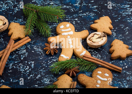 Gingerbread Man und Weihnachtsbaum, Holiday cookies Hintergrund betrachtet von oben Stockfoto