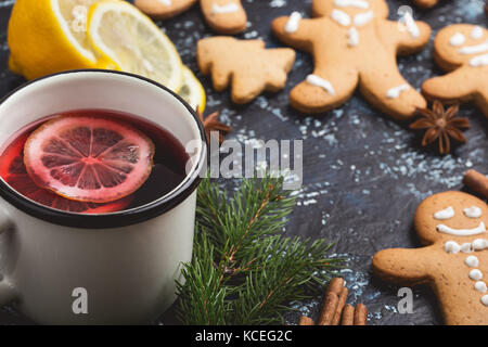 Glühwein mit Zitronenscheiben in weißen ländlichen Becher auf rustikalen Tabelle, Ansicht von oben Stockfoto