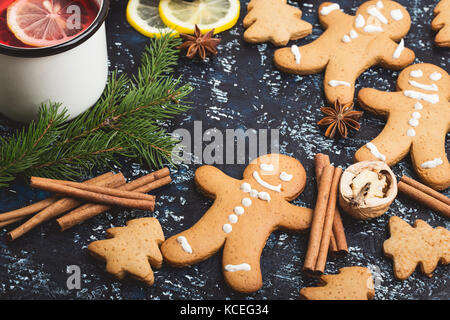 Glühwein mit Zitronenscheiben in weißen ländlichen Becher auf rustikalen Tabelle, Ansicht von oben Stockfoto