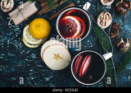 Glühwein mit Apple und Zitronenscheiben in weißen ländlichen Tassen auf rustikalen Tabelle, Ansicht von oben Stockfoto