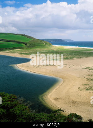 Blick nach Süden entlang der Westküste des Loe Pool und über Kies Bank von Loe Bar, Penrose, Camborne, Helston, Cornwall. Stockfoto