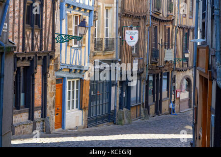 LE MANS, FRANKREICH, 29. April 2017 : Alte Straße in Vieux-Le Mans. Le Mans hat eine gut erhaltene mittelalterliche Altstadt ('Cite Plantagenet', auch Vieux M genannt Stockfoto