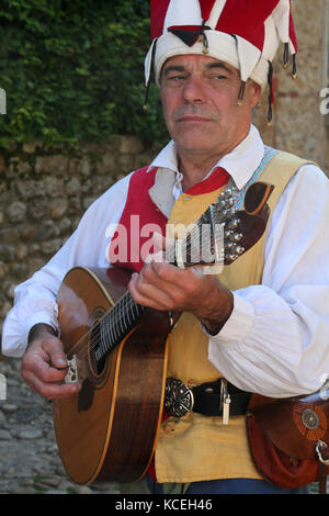 PEROUGES, FRANKREICH - 16. JUNI: Nicht identifizierter Musiker während des Medieval Festival, am 16. Juni 2013 in Perouges, Frankreich. Freimauertes Dorf seit 1236, Stockfoto