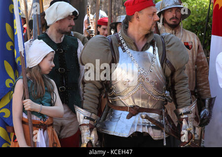 PEROUGES, FRANKREICH - 16. JUNI : nicht identifizierte Schauspieler spielen während des Medieval Festival, am 16. Juni 2013 in Perouges, Frankreich. Seitdem ist das Dorf frei ummauert Stockfoto