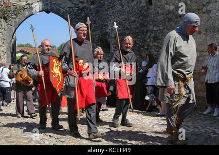 PEROUGES, FRANKREICH - 16. JUNI: Nicht identifizierte Schauspieler spielen am 16. Juni 2013 beim Mittelalterfest in Perouges, Frankreich, Soldaten und einen Gefangenen. Kostenlos Stockfoto