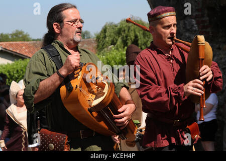 PEROUGES, FRANKREICH - 16. JUNI: Nicht identifizierter Musiker während des Medieval Festival, am 16. Juni 2013 in Perouges, Frankreich. Freimauertes Dorf seit 1236, Stockfoto