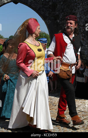 PEROUGES, FRANKREICH - JUNI 16 : nicht identifizierte Schauspieler, die am 16. Juni 2013 während des Medieval Festival in Perouges, Frankreich, ein nobles Paar spielen. Kostenloses walle Stockfoto